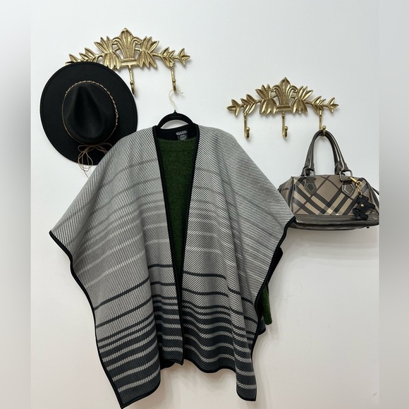 Parisian style Nicole Miller Fleece cozy Poncho/Shawl Xl - Picture 5 of 7